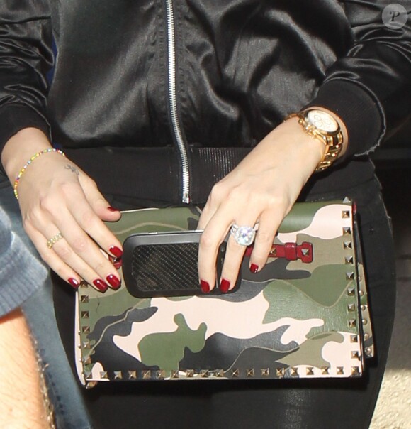 Khloé Kardashian porte toujours sa belle alliance. Rumeurs de divorce avec Lamar Odom dissipées ? Los Angeles, le 25 septembre 2013.