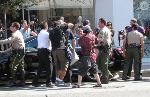 Khloé et Kourtney Kardashian quittent la boutique D-A-S-H à West Hollywood, le 25 septembre 2013.