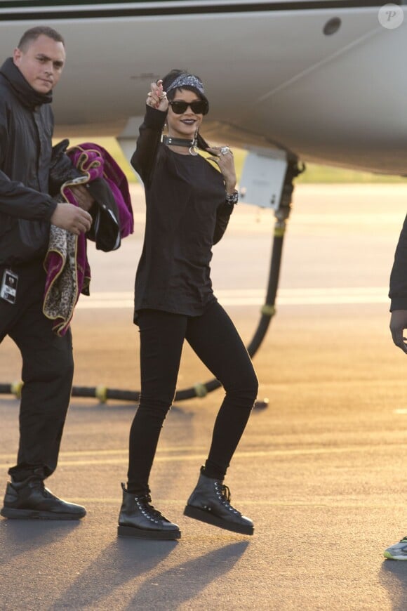 Rihanna, souriante à son arrivée en jet privé à Adelaide, le 26 septembre 2013.