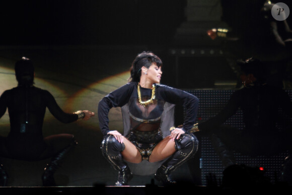 Rihanna et ses chorégraphies ultrasexy lors de son concert à l'Adelaide Entertainment Centre à Adelaide. Le 26 septembre 2013.