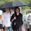 Milla Jovovich : un look tendance pour affronter la pluie