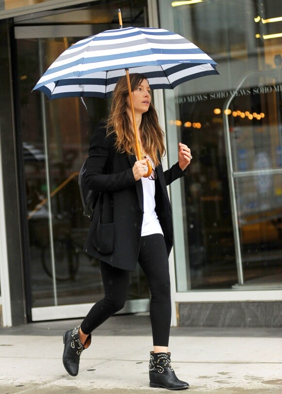 Jessica Biel : un look tendance pour affronter la pluie