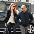 Rosie Huntington-Whiteley se rend à Gare du Nord avec son compagnon Jason Statham. Elle porte notamment une veste Balmain, un sac Balenciaga et des bottines Isabel Marant. Paris, le 27 septembre 2013.
