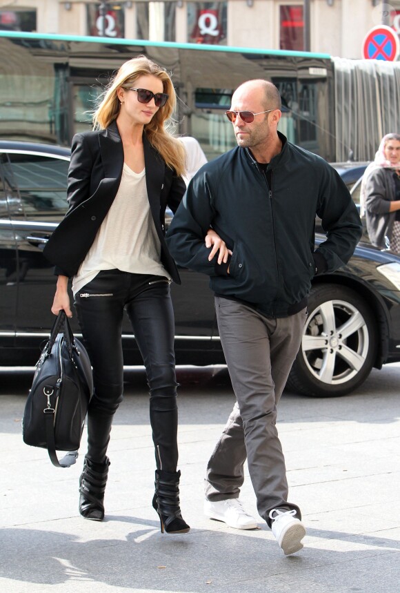 Rosie Huntington-Whiteley se rend à Gare du Nord avec son compagnon Jason Statham. Elle porte notamment une veste Balmain, un sac Balenciaga et des bottines Isabel Marant. Paris, le 27 septembre 2013.