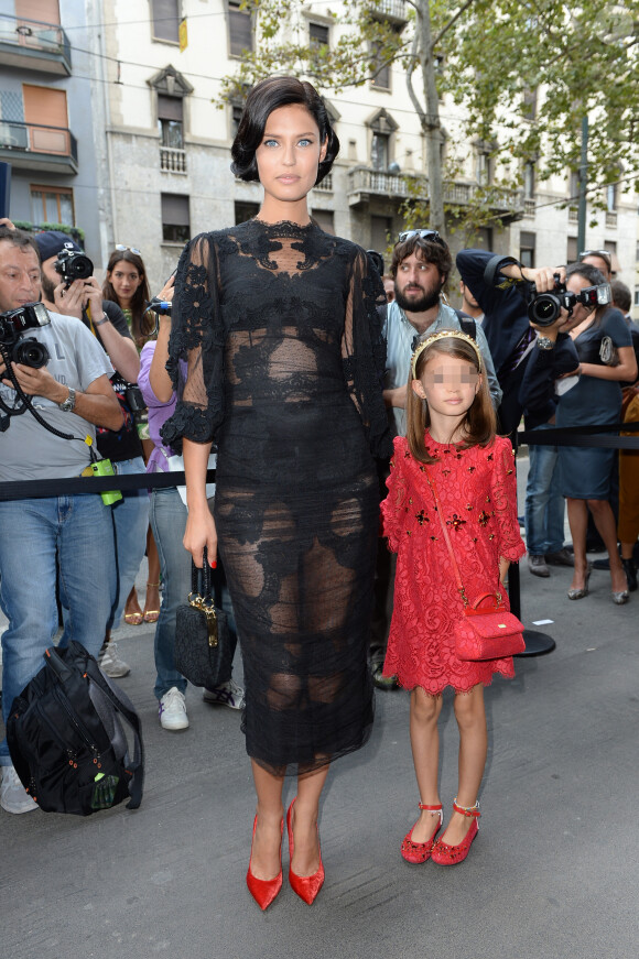 Bianca Balti, accompagnée de sa fille Matilde et habillée d'une robe transparente particulièrement sexy, se rend au défilé Dolce & Gabbana. Milan, le 22 septembre 2013.