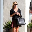 Reese Witherspoon, craquante à Beverly Hills avec une jupe en cuir et un sac The Row. Le 26 septembre 2013.