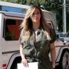 Kim Kardashian, rayonnante en blonde à Los Angeles, porte une combinaison kaki et des souliers Saint Laurent. Le 24 septembre 2013.