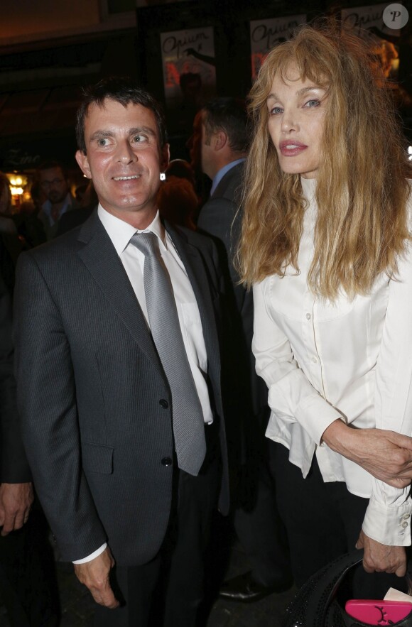 Manuel Valls et Arielle Dombasle lors de la première du film Opium au cinéma Le Saint-Germain à Paris, le 27 septembre 2013.
