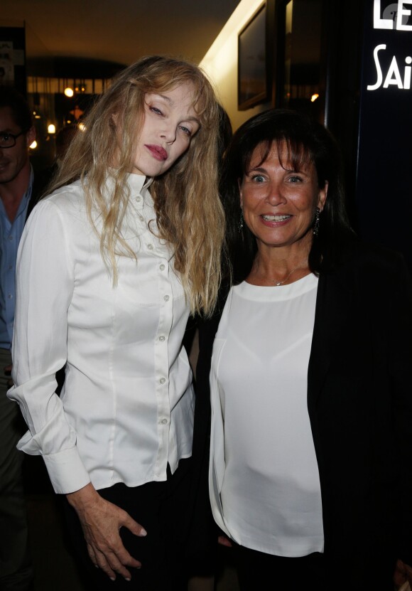 Arielle Dombasle et Anne Sinclair lors de la première du film Opium au cinéma Le Saint-Germain à Paris, le 27 septembre 2013.