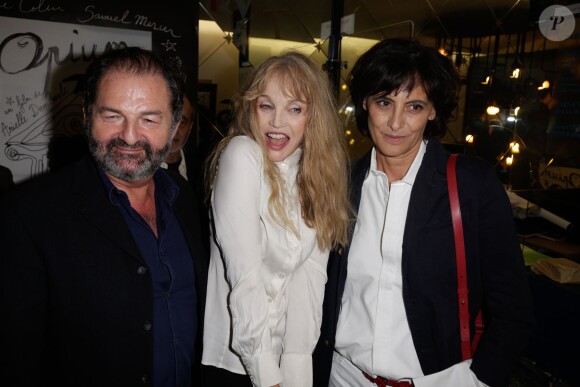 Arielle Dombasle, Inès de la Fressange et Denis Olivennes lors de la première du film Opium au cinéma Le Saint-Germain à Paris, le 27 septembre 2013.