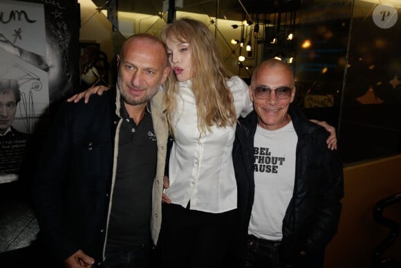 Arielle Dombasle, Pierre et Gilles lors de la première du film Opium au cinéma Le Saint-Germain à Paris, le 27 septembre 2013.