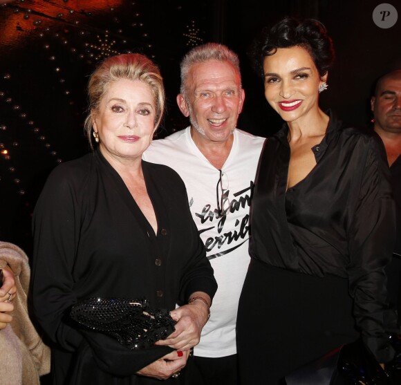Jean-Paul Gaultier entouré de Catherine Deneuve et Farida Khelfa Seydoux lors du défilé de mode Jean-Paul Gaultier, collection prêt-a-porter printemps-éte 2014, au Paradis Latin à Paris, le 28 septembre 2013, durant la Fashion Week