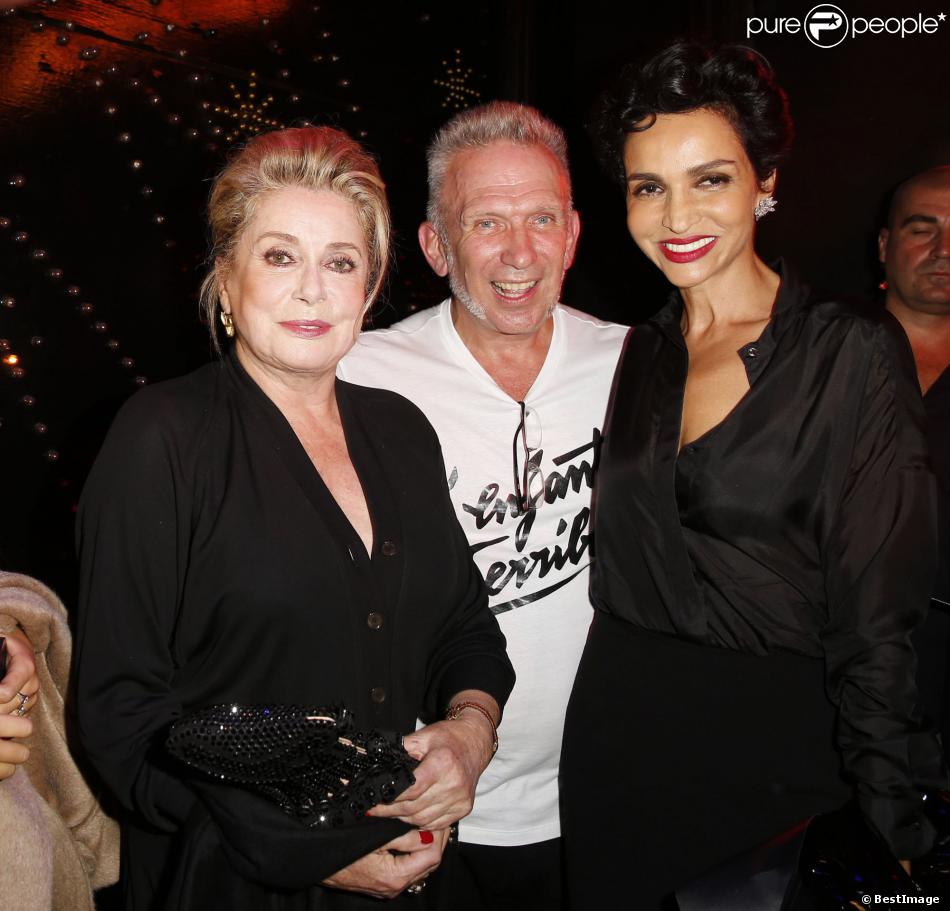  Jean-Paul Gaultier entouré de Catherine Deneuve et Farida Khelfa Seydoux lors du défilé de mode Jean-Paul Gaultier, collection prêt-a-porter printemps-éte 2014, au Paradis Latin à Paris, le 28 septembre 2013, durant la Fashion Week 