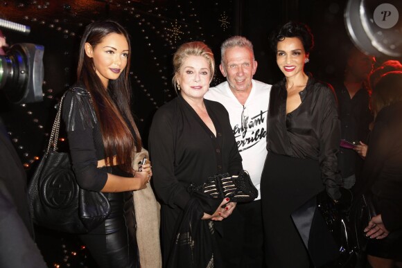 Jean-Paul Gaultier entouré de Catherine Deneuve, Nabilla Benattia et Farida Khelfa Seydoux lors du défilé de mode Jean-Paul Gaultier, collection prêt-a-porter printemps-éte 2014, au Paradis Latin à Paris, le 28 septembre 2013, durant la Fashion Week