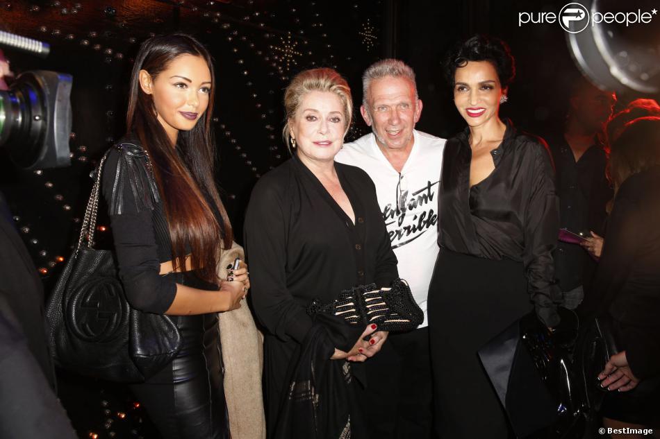  Jean-Paul Gaultier entouré de Catherine Deneuve, Nabilla Benattia et Farida Khelfa Seydoux lors du défilé de mode Jean-Paul Gaultier, collection prêt-a-porter printemps-éte 2014, au Paradis Latin à Paris, le 28 septembre 2013, durant la Fashion Week 
