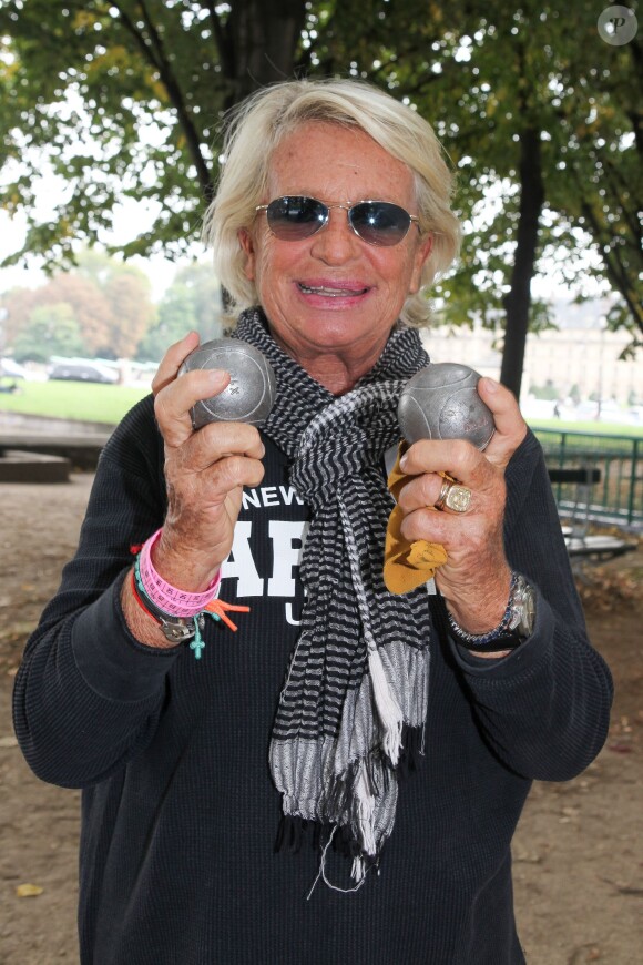 Véronique de Villèle - Tournoi de pétanque organisé place des Invalides à Paris et dont les fonds ont été reversés à l'association Meghanora, seule association en Europe à aider la recherche concernant les tumeurs rénales de l'enfant. Le 29 septembre 2013. 