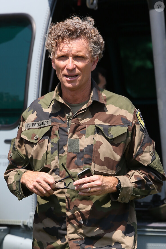 Denis Brogniart, souriant, a participé à un exercice de sauvetage aux côtés de commandos de l'armée de l'air juste après le défilé du 14 juillet sur la place des Invalides à Paris, en descendant en corde lisse d'un hélicoptère