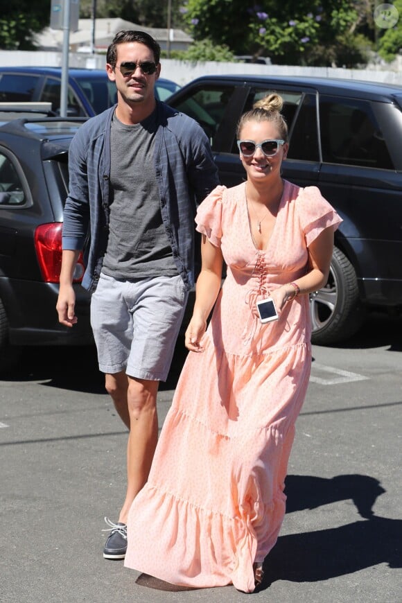 Kaley Cuoco et son fiancé Ryan Sweeting au Marmalade Cafe de Sherman Oaks à Los Angeles, le 27 septembre 2013