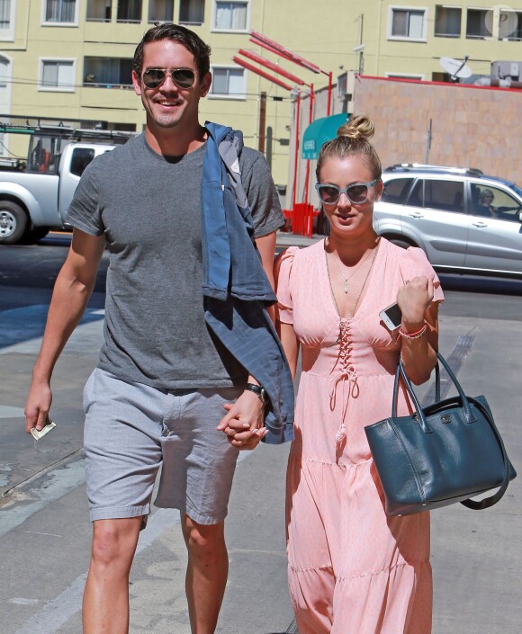 Kaley Cuoco et Ryan Sweeting dans les rues de Sherman Oaks après un déjeuner au Marmalade Cafe, le 28 septembre 2013