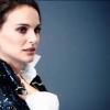 Natalie Portman (habillée en Versace) en shooting photo pour Elle UK.