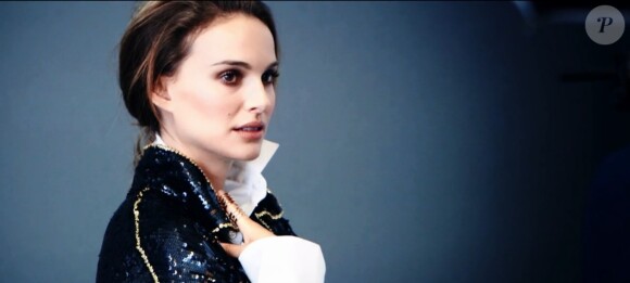 Natalie Portman (habillée en Versace) en shooting photo pour Elle UK.