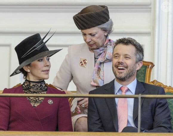 La reine Margrethe II de Danemark, le prince Henrik, le prince Frederik et la princesse Mary, le prince Joachim et la princesse Marie, et la princesse Benedikte assistaient le 1er octobre 2013 à l'inauguration du Parlement au palais Christiansborg à Copenhague.