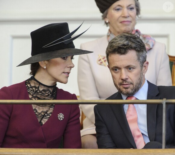 Le prince Frederik et la princesse Mary (derrière eux, la princesse Benedikte) lors de la séance inaugurale du Parlement. La reine Margrethe II de Danemark, le prince Henrik, le prince Frederik et la princesse Mary, le prince Joachim et la princesse Marie, et la princesse Benedikte assistaient le 1er octobre 2013 à l'inauguration du Parlement au palais Christiansborg à Copenhague.