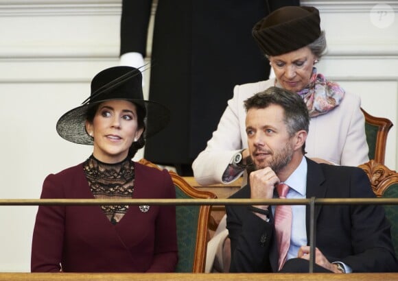 Mary et Frederik de Danemark concentrés... La famille royale de Danemark - la reine Margrethe II de Danemark, le prince Henrik, le prince Frederik et la princesse Mary, le prince Joachim et la princesse Marie, et la princesse Benedikte - assistait le 1er octobre 2013 à l'inauguration du Parlement au palais Christiansborg à Copenhague.