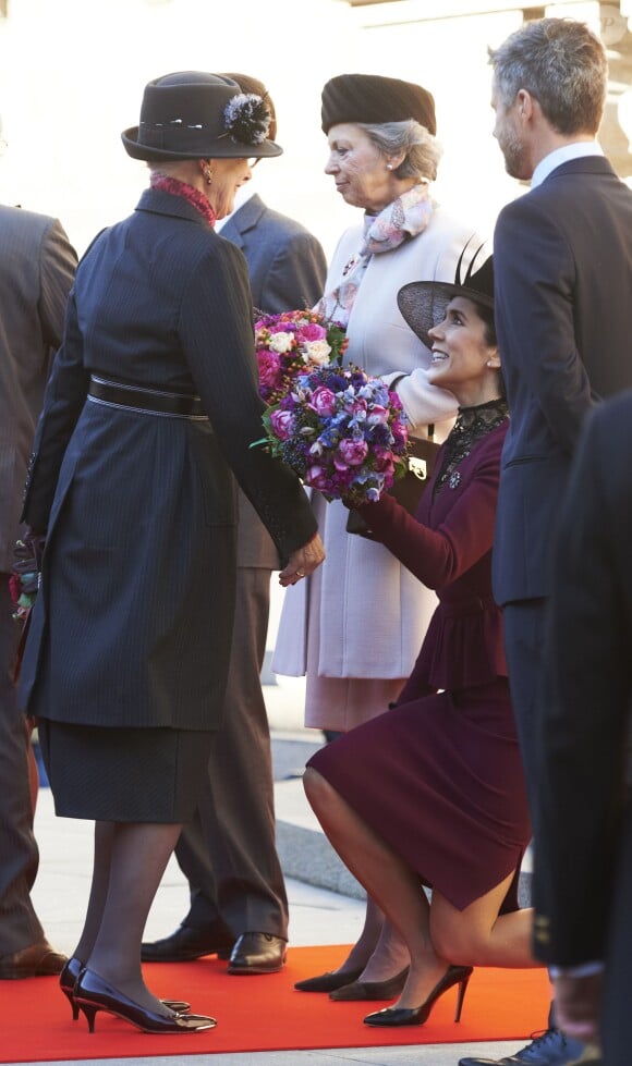 La révérence de la princesse Mary devant la reine. La famille royale de Danemark - la reine Margrethe II de Danemark, le prince Henrik, le prince Frederik et la princesse Mary, le prince Joachim et la princesse Marie, et la princesse Benedikte - assistait le 1er octobre 2013 à l'inauguration du Parlement au palais Christiansborg à Copenhague.