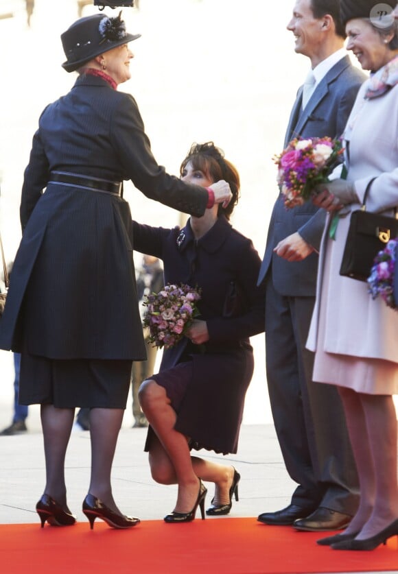 La révérence de la princesse Marie devant la reine. - la reine Margrethe II de Danemark, le prince Henrik, le prince Frederik et la princesse Mary, le prince Joachim et la princesse Marie, et la princesse Benedikte - assistait le 1er octobre 2013 à l'inauguration du Parlement au palais Christiansborg à Copenhague.