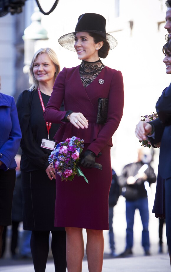 La princesse Mary, très élégante as usual... La famille royale de Danemark - la reine Margrethe II de Danemark, le prince Henrik, le prince Frederik et la princesse Mary, le prince Joachim et la princesse Marie, et la princesse Benedikte - assistait le 1er octobre 2013 à l'inauguration du Parlement au palais Christiansborg à Copenhague.