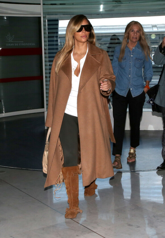 Exclusif - Kim Kardashian arrive à l'aéroport de Roissy Charles de Gaulle pour emprunter un vol à destination de Los Angeles. Le 2 octobre 2013.