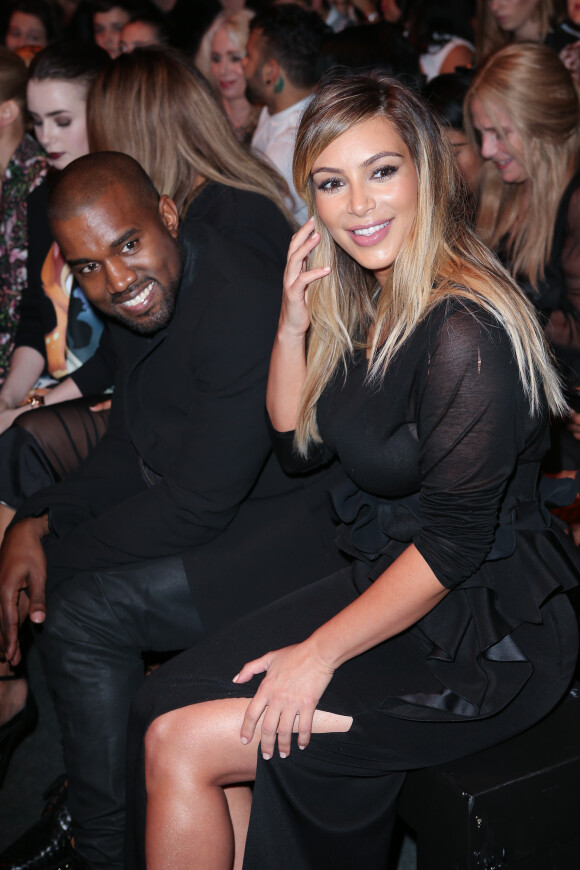 Kim Kardashian et Kanye West assistent au défilé Givenchy prêt-à-porter printemps-été 2014 à la Halle Freyssinet. Paris, le 29 septembre 2013.