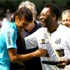 Pelé et son successeur désigné Neymar lors des 100 ans du club de Santos au stade Vila Belmiro le 14 avril 2012