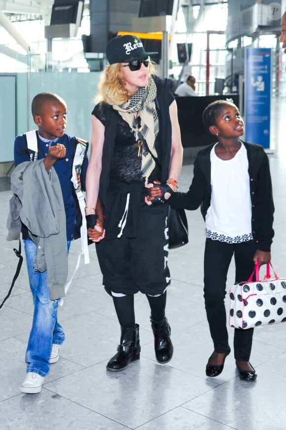 Madonna et ses enfants Mercy et David quittent Londres pour New York, le 3 septembre 2013.