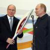 Le prince Albert II de Monaco et Vladimir Poutine ont inauguré ensemble une exposition de torches olympiques à Moscou en Russie le 4 octobre 2013 à l'occasion du début du parcours de la flamme olympique pour les JO de Sootchi.