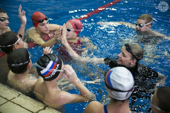 La princesse Charlene de Monaco donnait une leçon de natation à des enfants russes le 5 octobre 2013 au bassin olympique de Moscou, à l'occasion de sa visite officielle avec le prince Albert II.