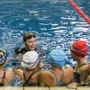 La princesse Charlene de Monaco donnait une leçon de natation à des enfants russes le 5 octobre 2013 au bassin olympique de Moscou, à l'occasion de sa visite officielle avec le prince Albert II.