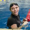La princesse Charlene de Monaco a donné une leçon de natation à de jeunes Russes le 5 octobre 2013 au bassin olympique de Moscou, à l'occasion de sa visite officielle avec le prince Albert II.