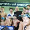 La princesse Charlene de Monaco a donné une leçon de natation à de jeunes Russes le 5 octobre 2013 au bassin olympique de Moscou, à l'occasion de sa visite officielle avec le prince Albert II.