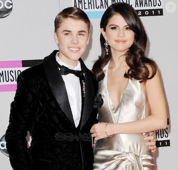 Justin Bieber et Selena Gomez à la cérémonie des American Music Awards au Nokia Theater de Los Angeles, le 20 novembre 2011.