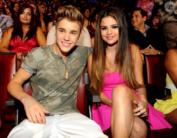 Justin Bieber et Selena Gomez dans le public des Teen Choice Awards au Gibson Amphitheatre d'Universal City, Los Angeles, le 22 juillet 2012.