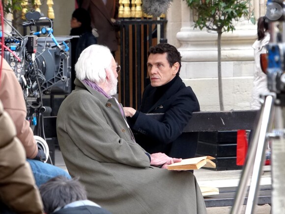 Exclusif - Donald Sutherland rejoint Marc Lavoine sur le tournage de la nouvelle série "Crossing Lines" à Paris. Le 30 octobre 2012.