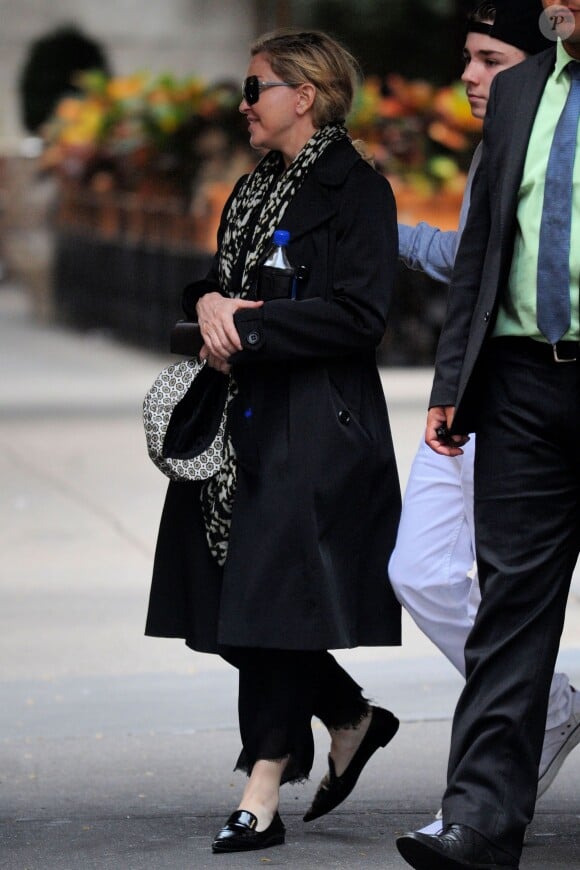 La chanteuse Madonna et son fils Rocco à la sortie de Centre de la Kabbale à New York, le 5 octobre 2013.