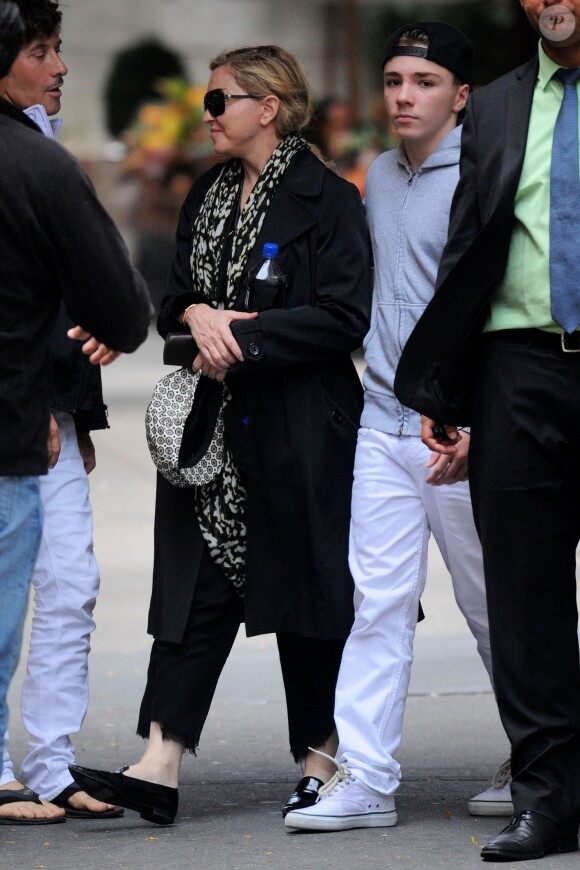 Madonna et son fils Rocco à la sortie de Centre de la Kabbale à New York, le 5 octobre 2013.