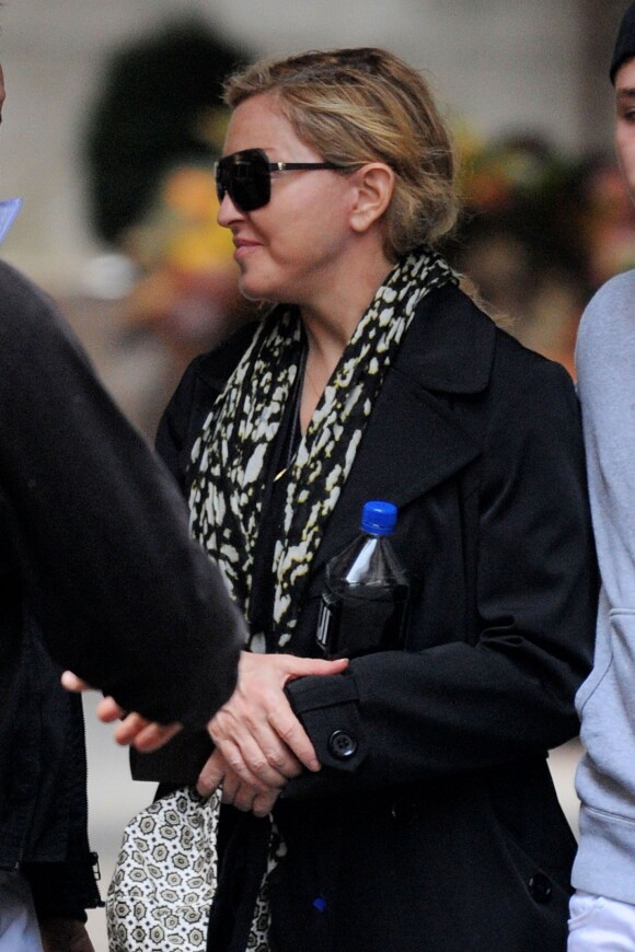 Madonna à la sortie de Centre de la Kabbale à New York, le 5 octobre 2013.