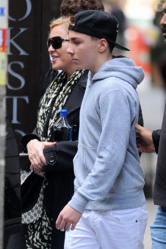 Madonna et son fils aîné Rocco à la sortie de Centre de la Kabbale à New York, le 5 octobre 2013.