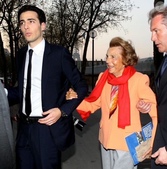 Liliane Bettencourt et son petit fils Jean-Victor Meyers à Paris le 29 mars 2012.
