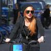 Lindsay Lohan se promène à velo dans les rues de New York. Le 8 octobre 2013.