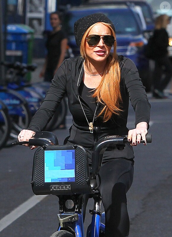 Lindsay Lohan se promène à velo dans les rues de New York. Le 8 octobre 2013.